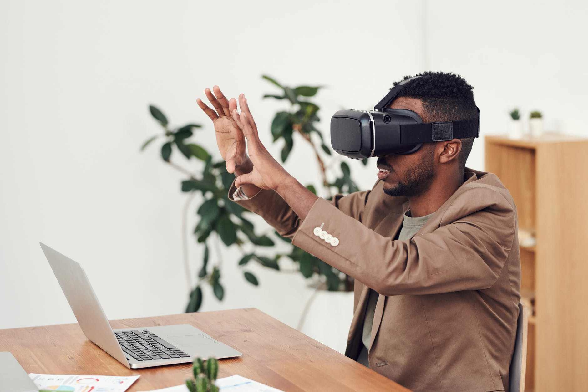 Augmented Reality VS Virtual Reality: What’s the Difference?